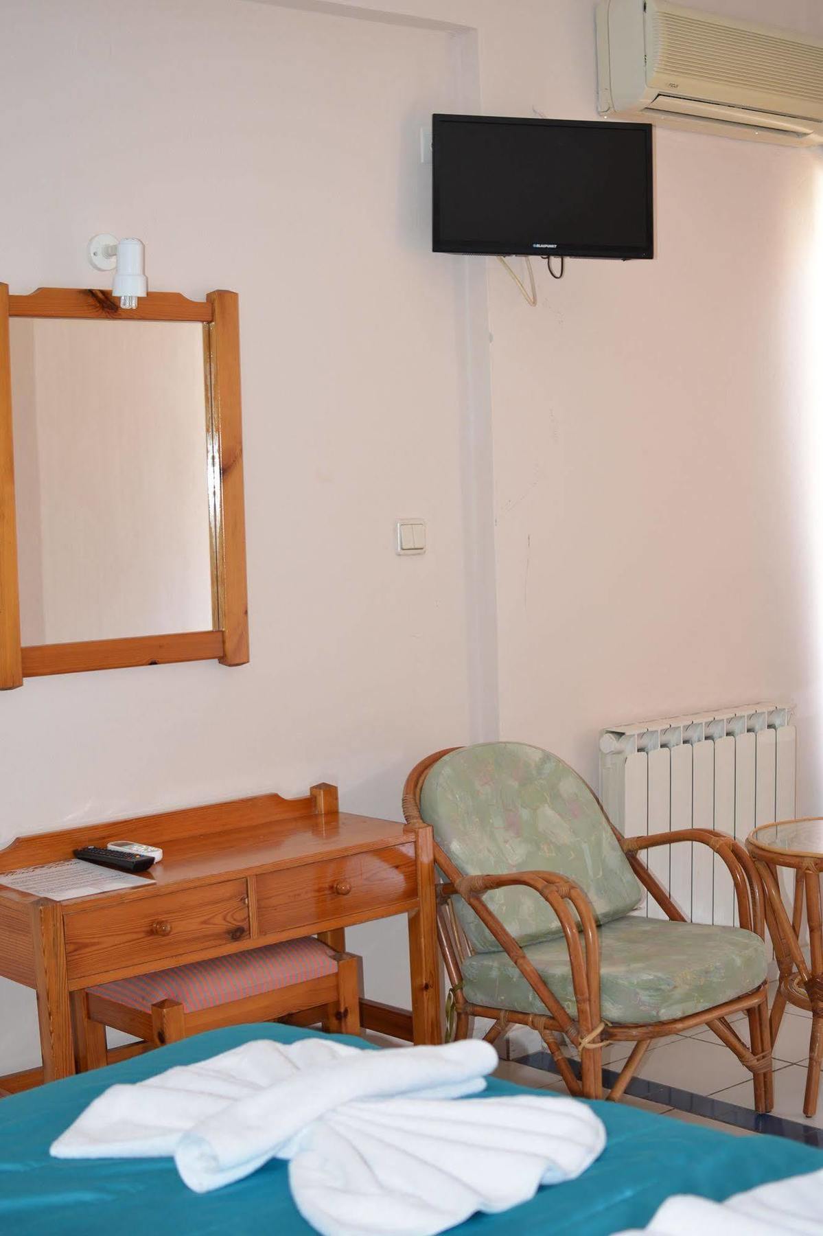 Irene Hotel Chrissi Akti Chania Exterior foto