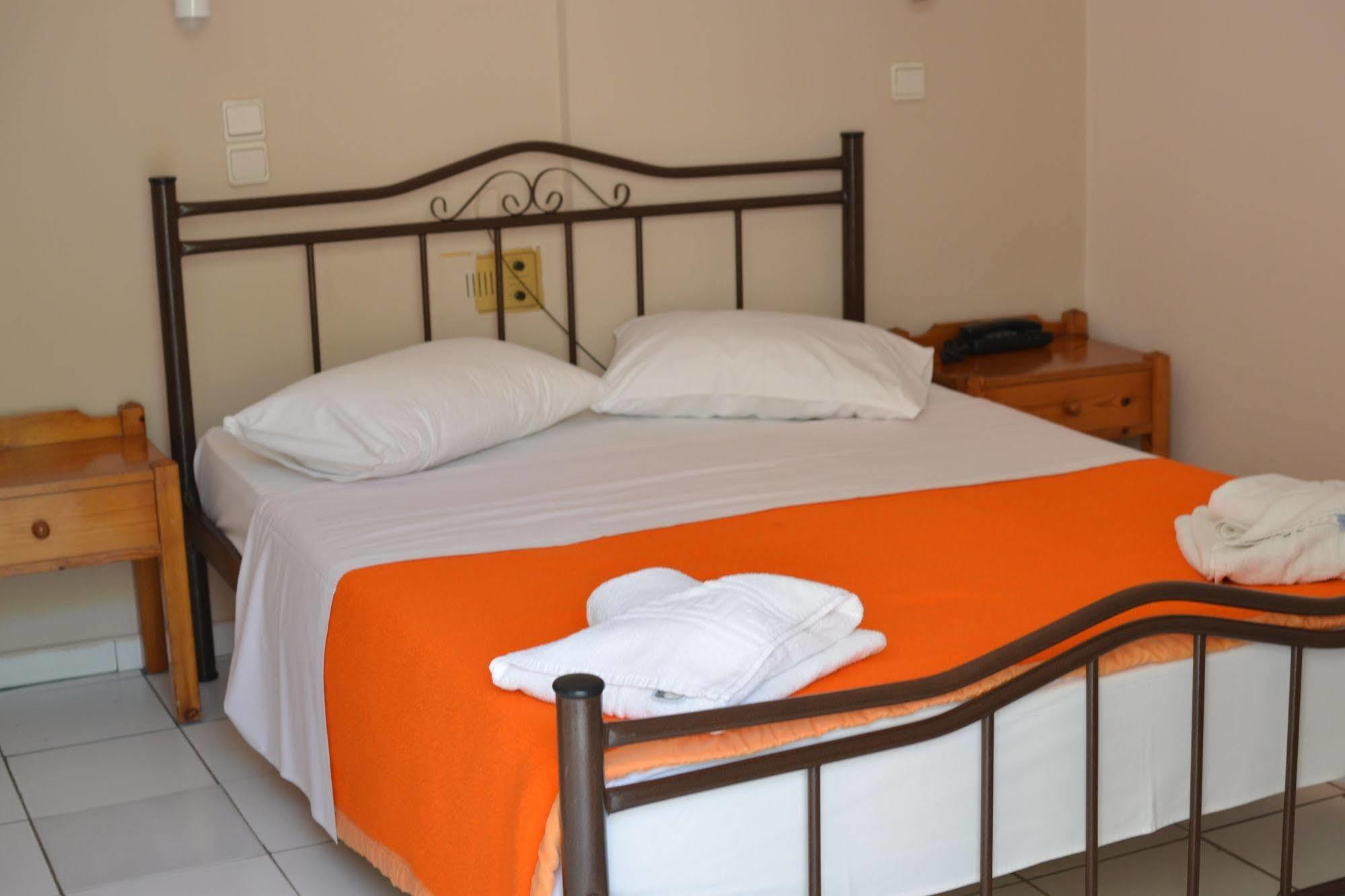 Irene Hotel Chrissi Akti Chania Exterior foto
