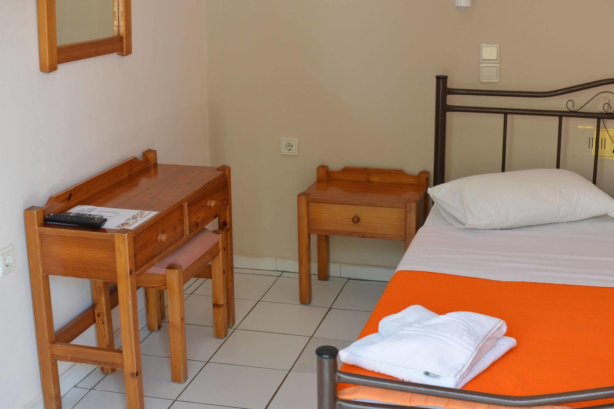Irene Hotel Chrissi Akti Chania Exterior foto
