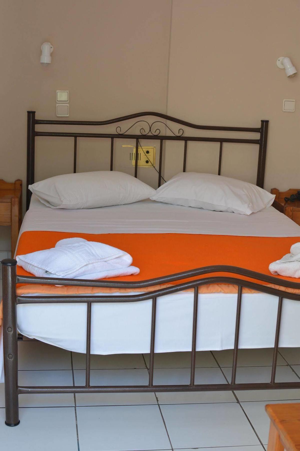 Irene Hotel Chrissi Akti Chania Exterior foto